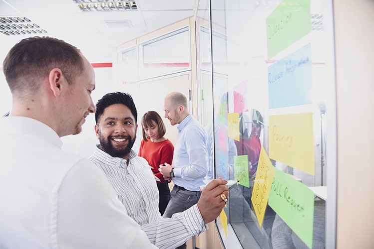 Die Entwicklung der meine SIGNAL IDUNA App wurde im Zuge der Organisationstransformation mit einem Scrum-Team realisiert, welches gleichzeitig innerhalb des Konzerns eine Vorbildfunktion besitzt.
