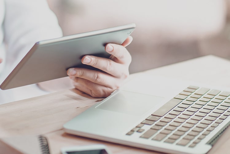 Vertriebsmitarbeiter nutzt modernes Außendienstsystem auf einem Tablet für eine effiziente und mobile Beratung.