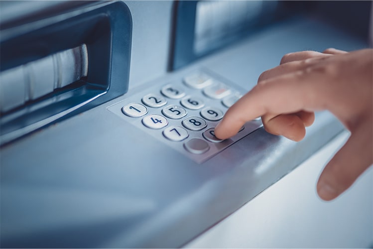 Hand gibt eine PIN in ein Bankterminal ein, das für SEPA-Zahlungen optimiert wurde, mit einer verbesserten Benutzeroberfläche und erhöhter Geschwindigkeit.