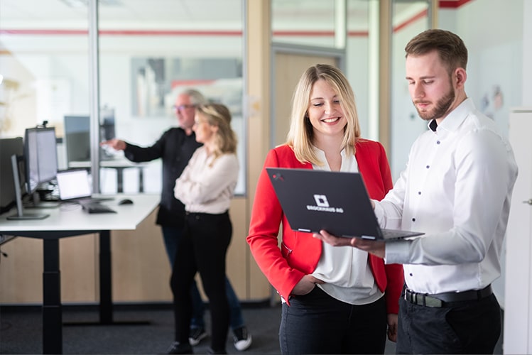 BROCKHAUS AG Team bei der Implementierung der BiPRO-Norm, um effiziente, automatisierte Schnittstellen und eine reibungslose Datenkommunikation zu ermöglichen.