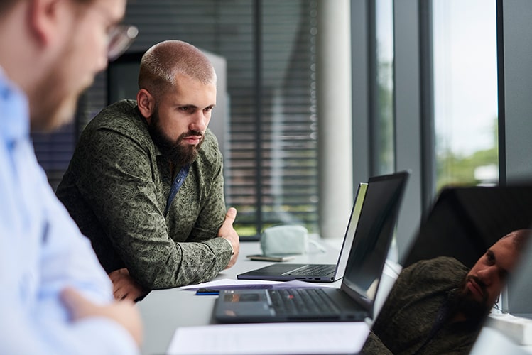 Microsoft Azure Cloud-Computing-Plattform ermöglicht flexible Skalierung und effiziente Datenverarbeitung für Echtzeit-Kommunikation in einem Energieunternehmen.
