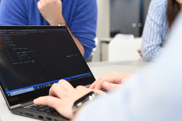 IT-Consultants der BROCKHAUS AG entwickeln eine flexible und schlanke Anwendungsarchitektur.