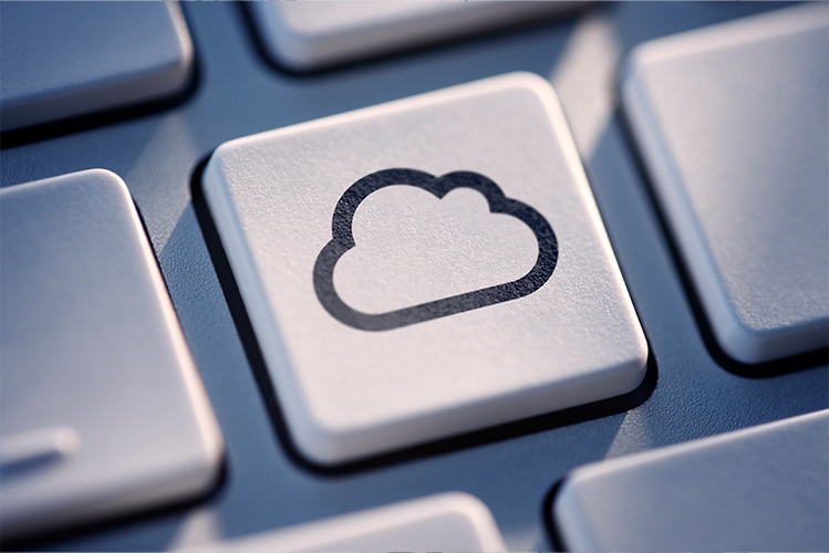 Leuchtende Wolke mit Schnittstellen zu Menschen, die an Laptops arbeiten, symbolisiert die Migration der Prophet-Plattform in die AWS Cloud.