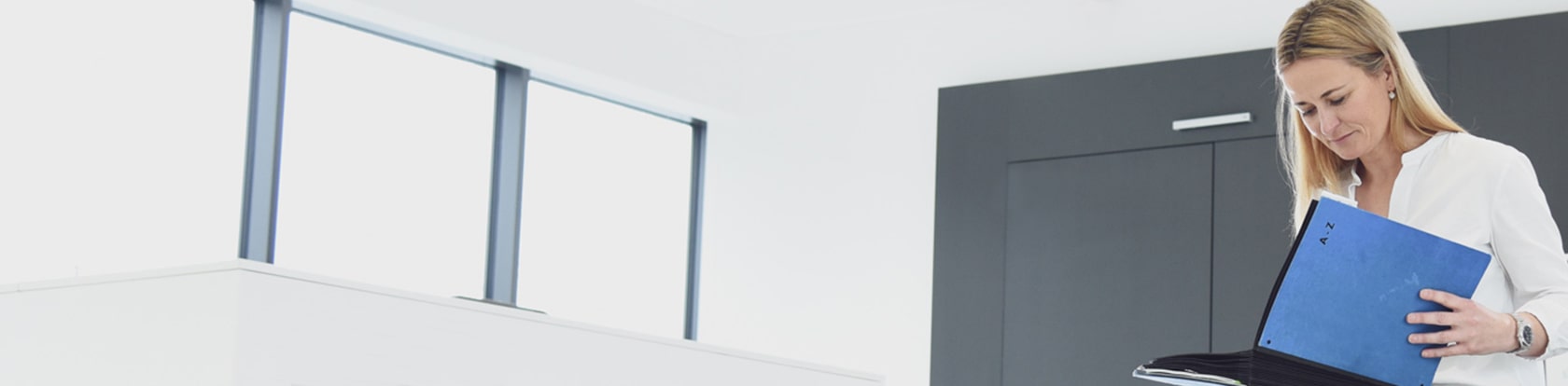 Mitarbeiterin plant Ausrichtung der Anwendungsarchitektur an der IT-Strategie unseres Kunden der ERGO Versicherung