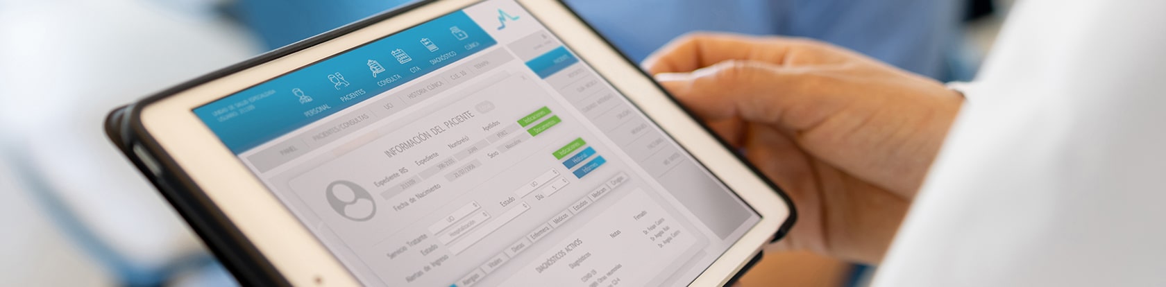 Tablet-Nutzer verwendet ein modernes Vertriebssystem mit Touch-Bedienelementen und E-Signatur zur Anwendungsmodernisierung.
