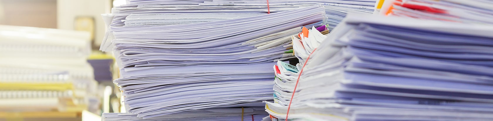Header-Bild eines zusammengebundenen Papierstapels als Symbol für Bündeltarife im Tarifrechner.