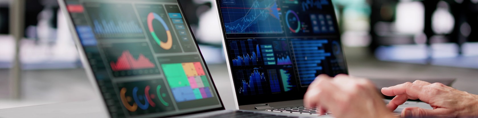 Ausschnitt des Bildes mit Analysen und Grafiken zur Datenanalyseplattform für Gas und Strom auf zwei Laptops.