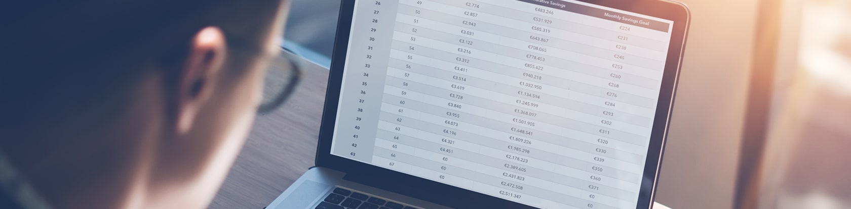Mitarbeiter vor einer digitalen Liste am Laptop
