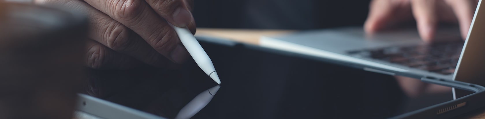 Hand unterschreibt auf einem iPad mit elektronischer Signatur, symbolisiert papierlose Vertragsabschlüsse und effiziente Dokumentenprozesse.