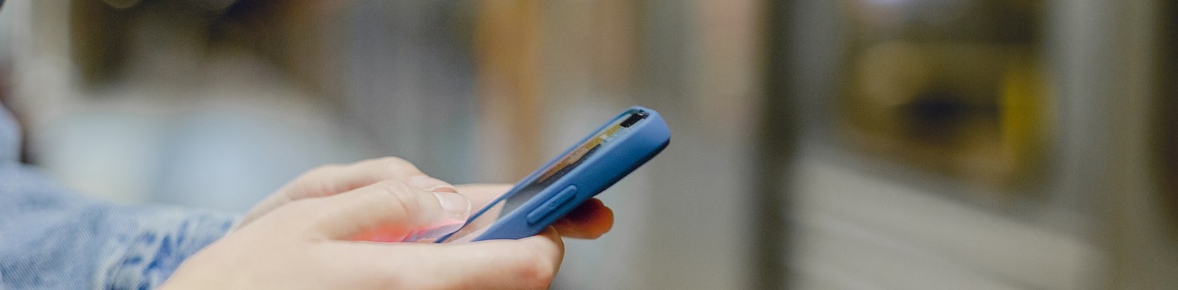 Bahnreisender nutzt entwickelte Reisebegleiter-App