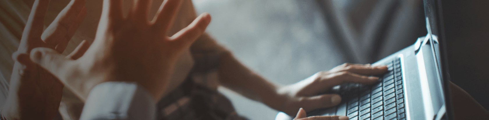 Mitarbeiter optimieren ein Maklerportal für Versicherungen