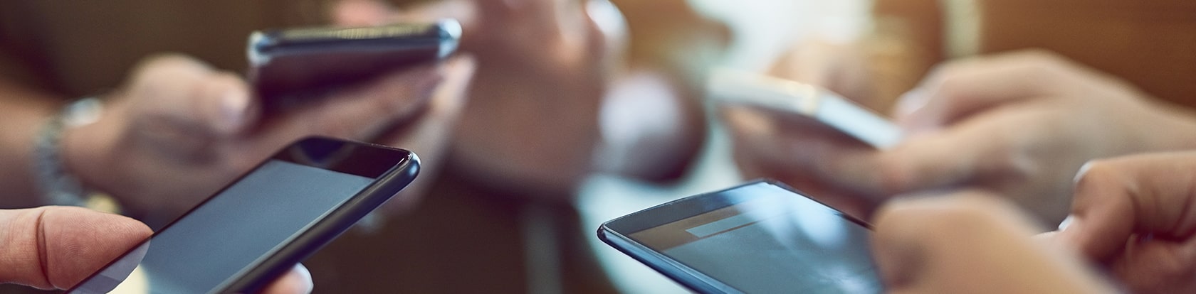 Nahaufnahme von Personen die eine Reisebegleiter-App testen
