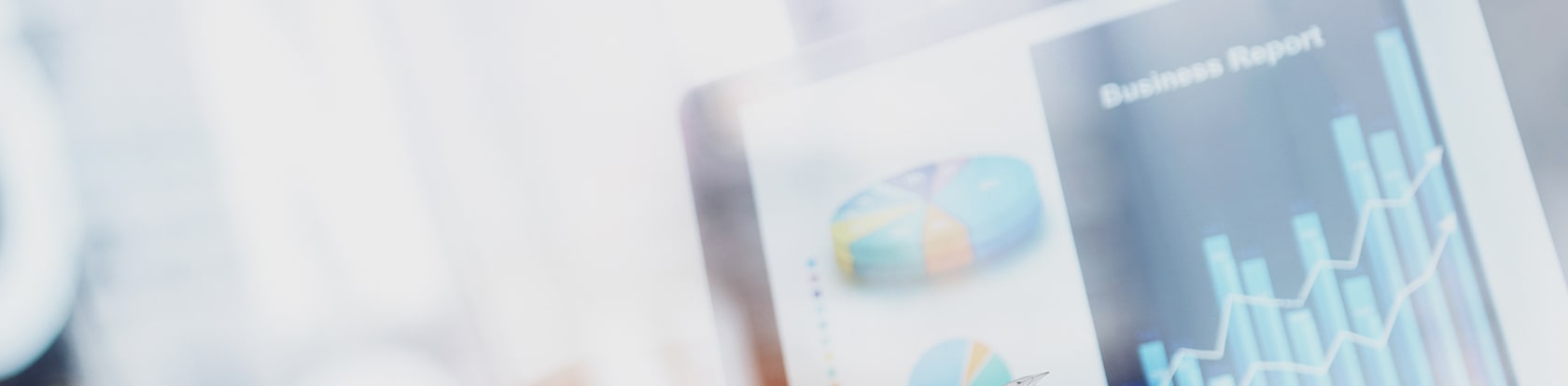 Ein Laptop Bildschirm zeigt in Form eines Diagramms den Business Report des Unternehmens