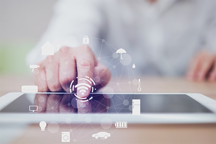Hand tippt auf ein Tablet, um eine prozessautomatisierte Weboberfläche zu bedienen, die durch eine Grafik symbolisierte Funktionen für die Außendienstbetreuung zeigt.