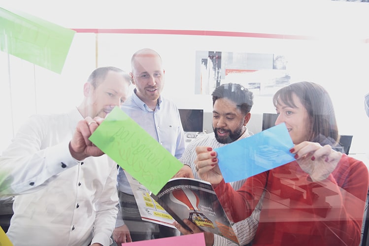 DevOps Team Besprechung mit Post-Its