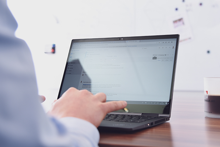 Der Bildschirm zeigt eine detaillierte Präsentation mit Diagrammen zur Anwendungsmodernisierung, die auf die Verbesserung und Effizienzsteigerung der IT-Systeme abzielen.