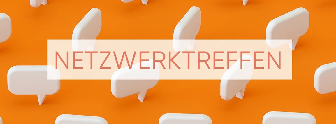 Illustration von Sprechblasen auf orangenem Hintergrund mit dem zentralen Begriff 'Netzwerktreffen'