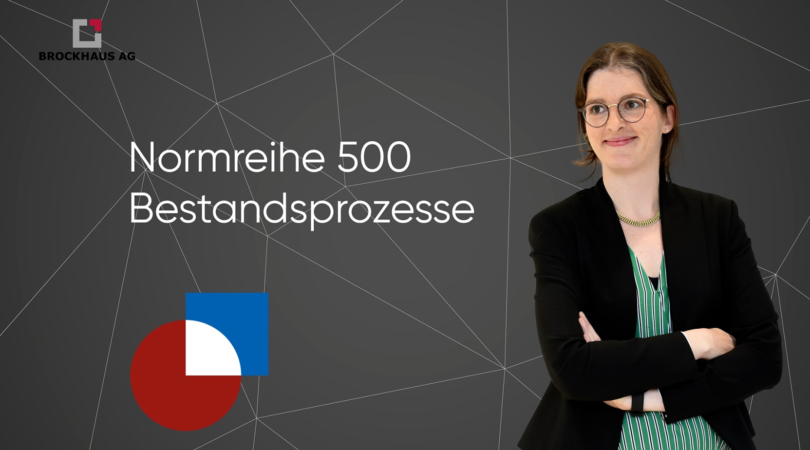 Sarah Hesse steht lächelnd vor einer digitalen Anzeigetafel, auf der der Titel des aktuellen Videos der BROCKHAUS AG zur Digitalisierung in der Versicherungsbranche präsentiert wird.