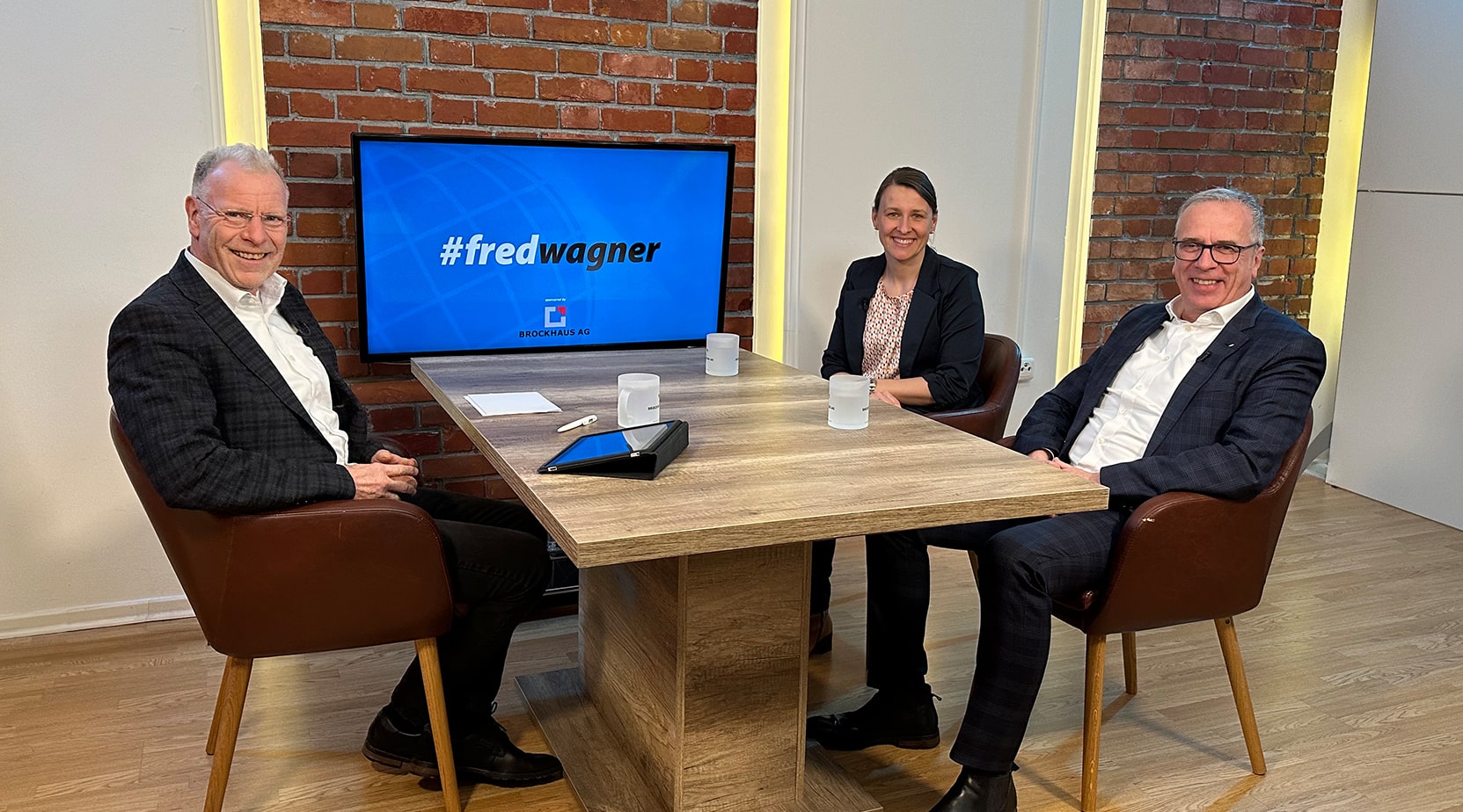 Prof. Dr. Fred Wagner, Dietmar Bläsing und Stefanie van Holt diskutieren im von der BROCKHAUS AG präsentierten #fredwagner Studio über die Zukunft des Versicherungsvertriebs beim VOLKSWOHL BUND.