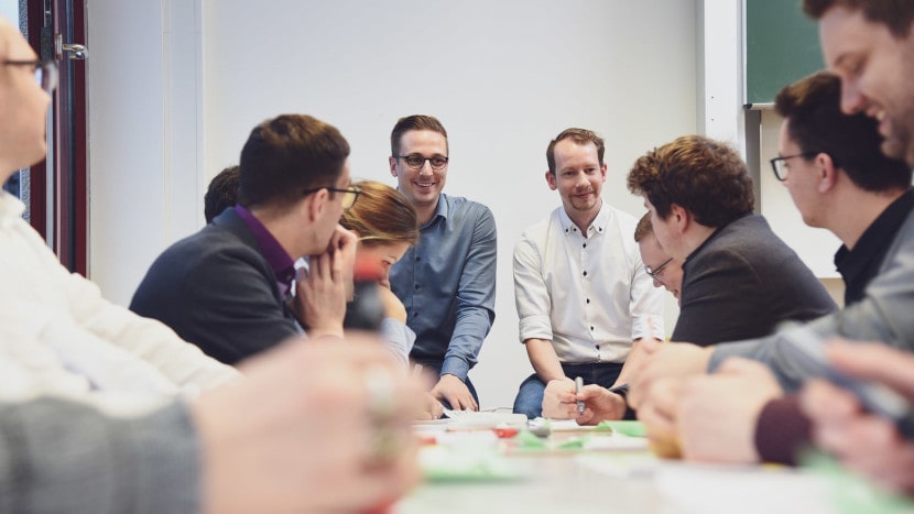 Das Foto zeigt zwei unserer AGILEVERSITY-Teammitglieder bei der Schulung unserer Mitarbeiter