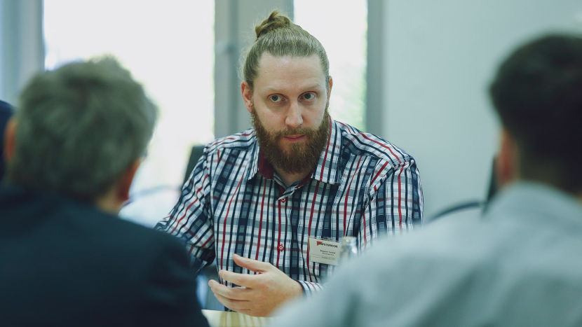 Das Foto zeigt Mitarbeiter Benjamin Treichel beim IDG-Roundtable