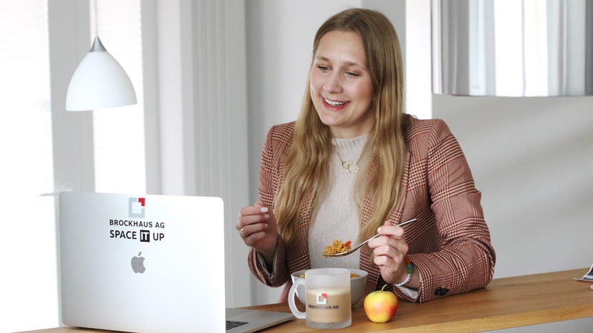 Mitarbeiterin Maria trifft sich mit Hilfe der Diversity Lunch App zum Mittagessen mit einem Teammitglied.