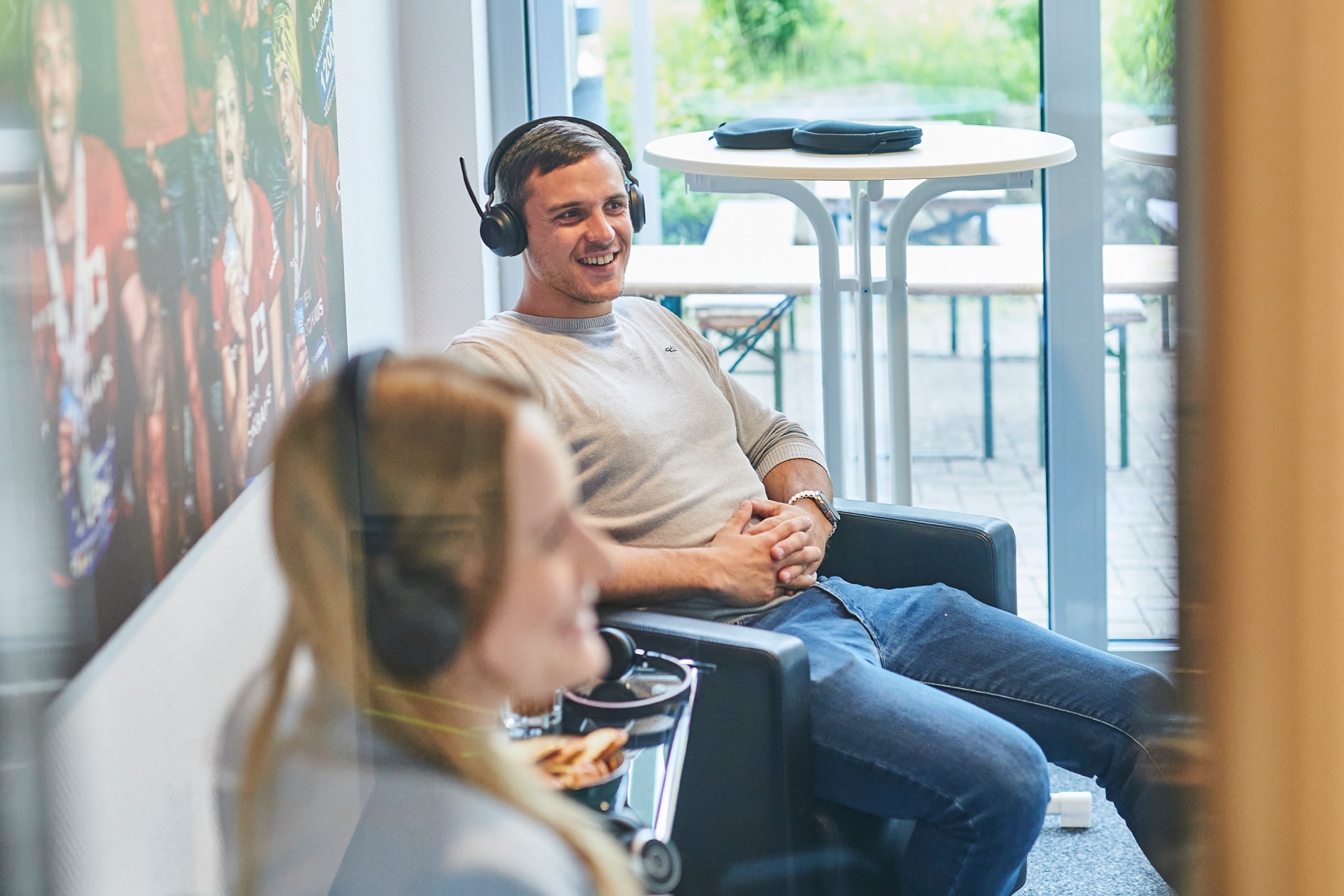 Zwei Mitarbeitende, die den Podcast zum Diversity Tag 2023 bei BROCKHAUS AG hören