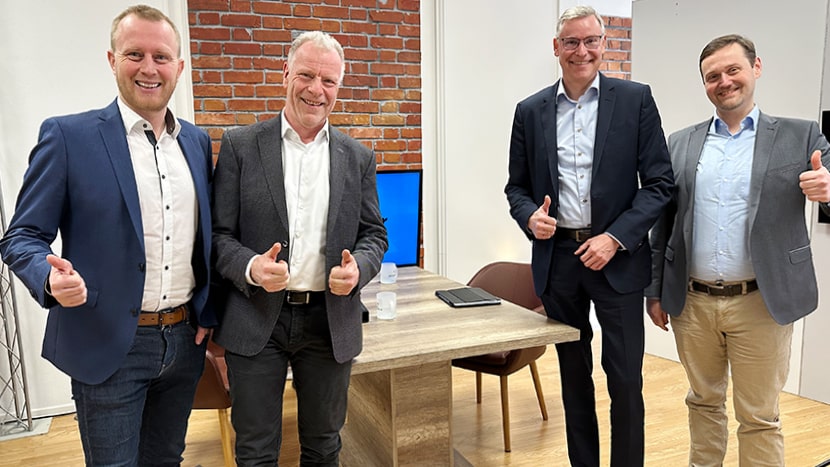 Interviewpartner Christoph Bohn, Prof. Dr. Fred Wagner und Matthias Besenfelder stehen am Set der #fredwagner-Sendung.