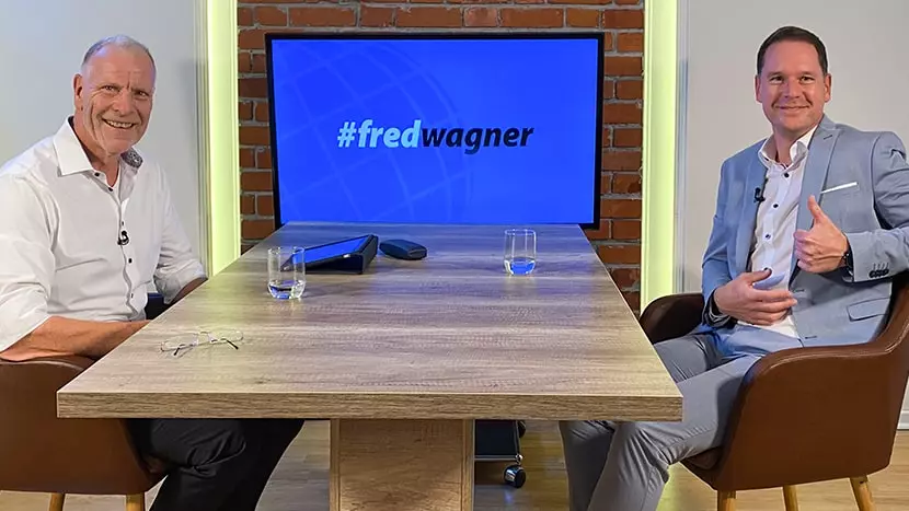 Prof. Dr. Fred Wagner zusammen mit Daniel Thomas am Tisch im Studio