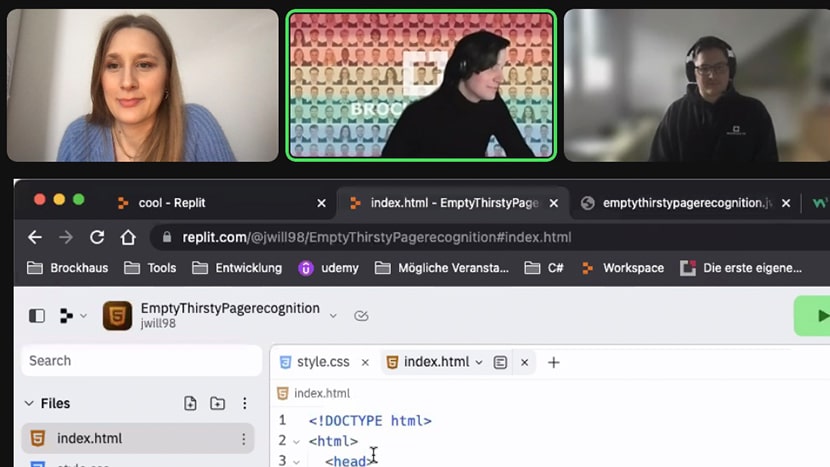 Drei Personen, zwei Frauen und ein Mann, sitzen vor ihren Laptops und leiten einen Programmier-Workshop für Mädchen und Frauen. Der Bildschirm zeigt einen Ausschnitt aus einer Programmier-Aufgabe.