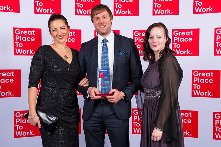 Das Foto zeigt Ewelina Hütter, Guido Nippe und Helen Lawatscheck bei der Preisverleihung "Deutschlands Beste Arbeitgeber 2020"