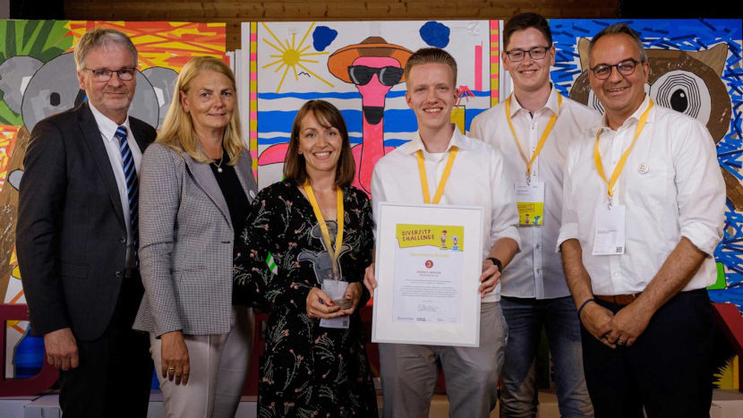 Die Mitarbeiter Marie Sonne (Marketing), Marcel Suttmeyer (Student) und Simon Büscher (Student) per der Preisverleihung der Charta der Vielfalt