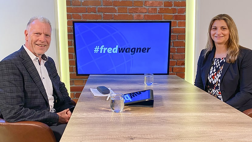Prof. Dr. Fred Wagner und Stefanie Schlick zusammen am Tisch im Studio