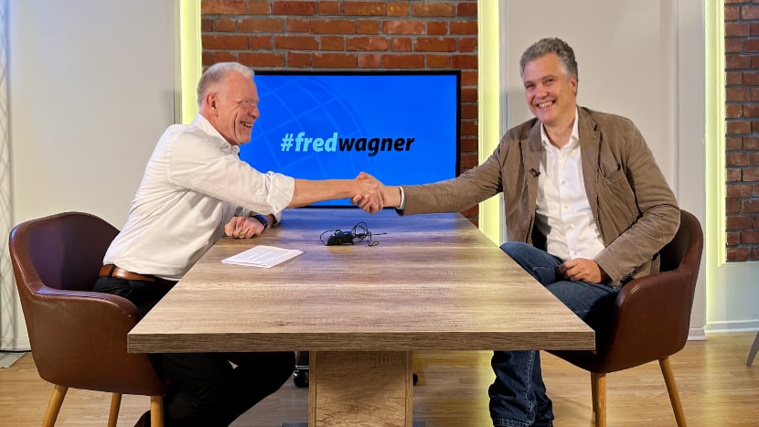 Prof. Dr. Fred Wagner und Dr. Herbert Schneidemann reichen sich die Hand