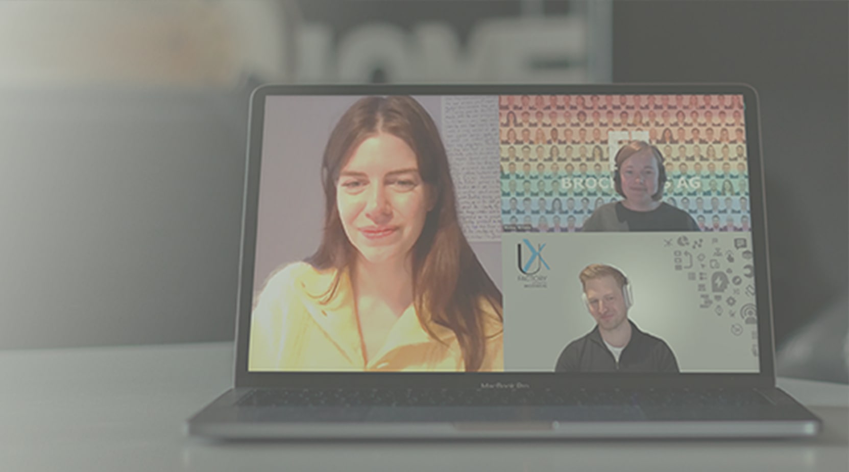 Kristin Kotte und Nils-Christian Staake von der BROCKHAUS AG im Interview mit der Moderatorin des Summit Podcasts 'Schnittstelle', dargestellt auf einem Laptopbildschirm.