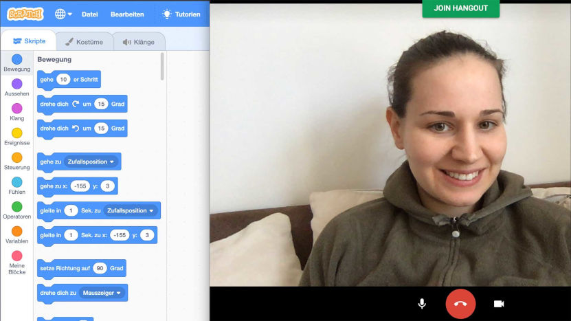 Ein Screenshot aus der Videokonferenz zeigt Julia Rick auf dem heimischen Sofa. Daneben sind die Ergebnisse des Scratch-Workshops zu sehen.
