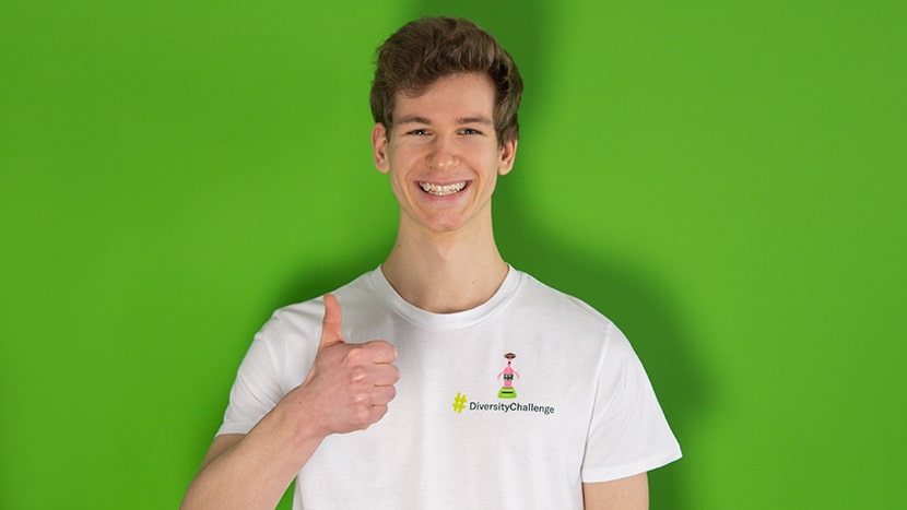 Simon Kammler im T-Shirt der Diversity Challenge