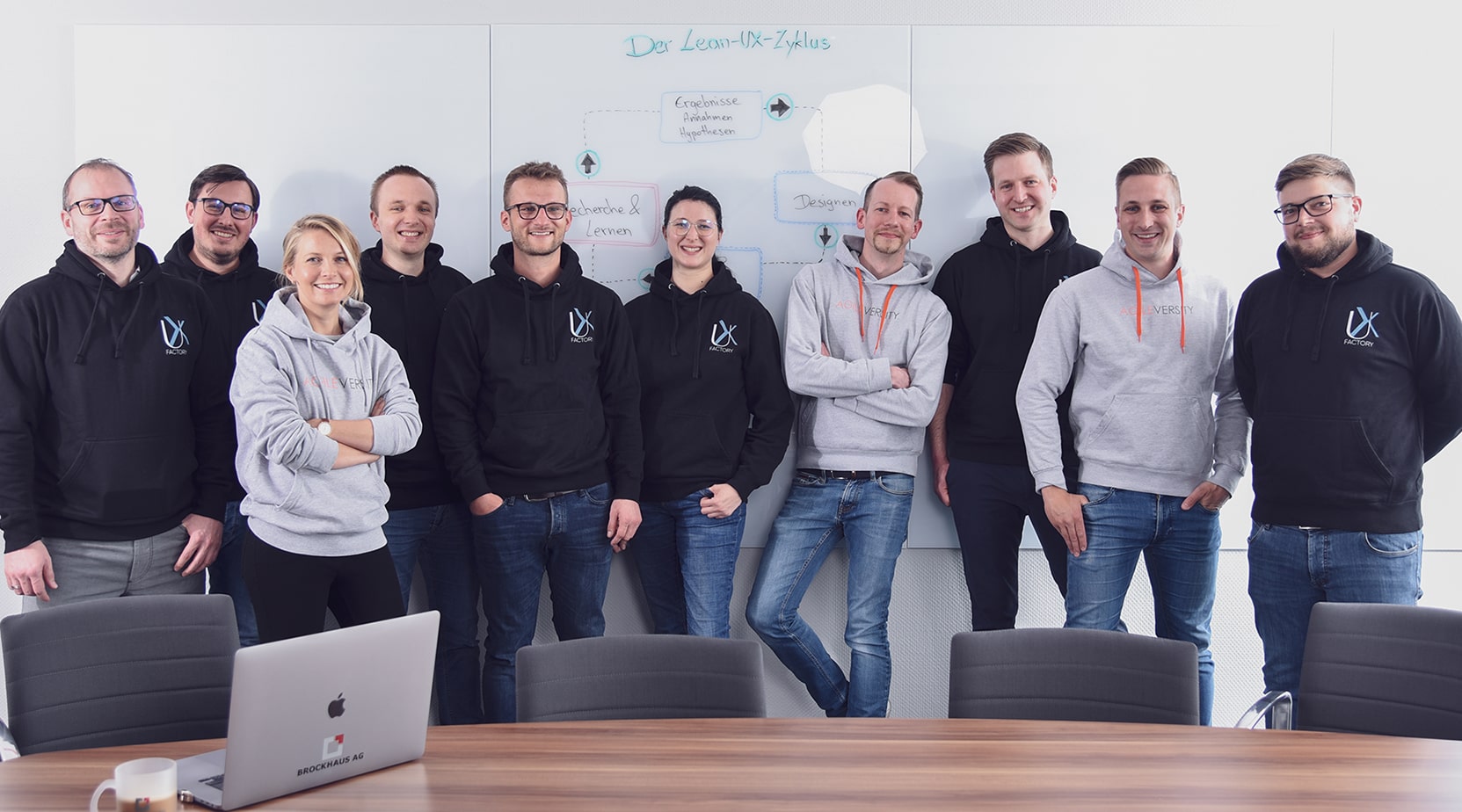 Das Team der UX Factory steht zusammen
