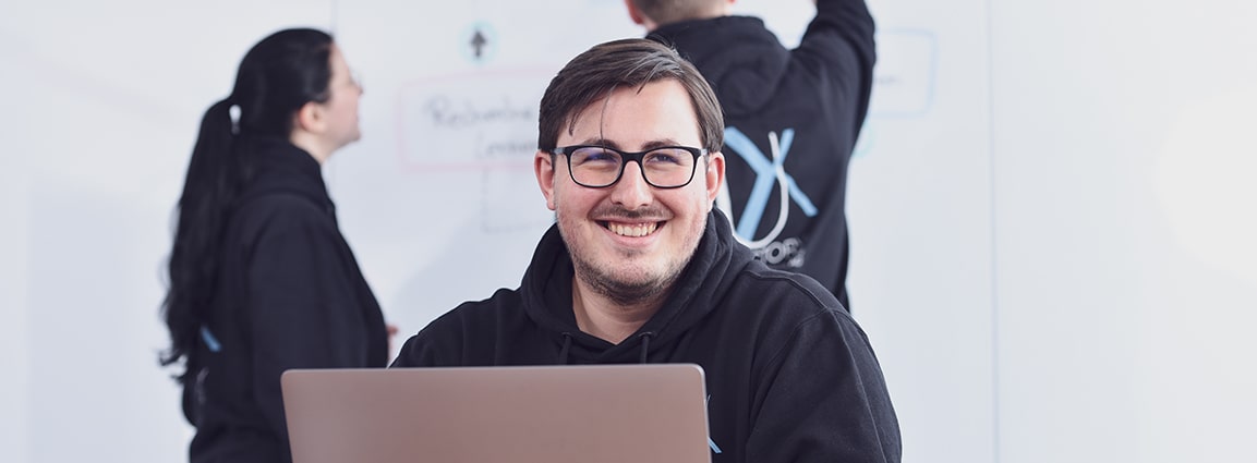 Teammitglied der UX Factory vor dem Laptop