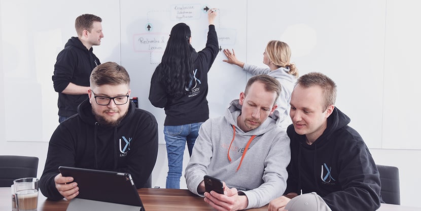 Das Team der UX Factory berät sich