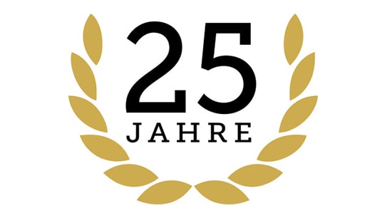 Das Bild zeigt einen goldenen Kranz in dem eine schwarze 25 steht