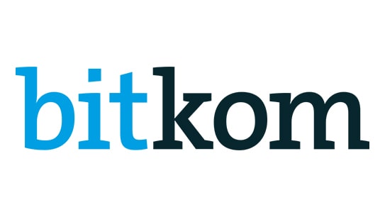 Das Logo der bitkom zeigt den Schriftzug bit in blauen- und den Schriftzug kom in schwarzen Lettern