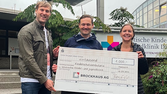 Vor Ort überreichte die Geschäftsleitung der BROCKHAUS AG, die Spende von 1.000€ an die Kinderschutzambulanz.