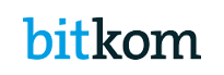 Das Logo der bitkom zeigt den Schriftzug bit in blauen- und den Schriftzug kom in schwarzen Lettern